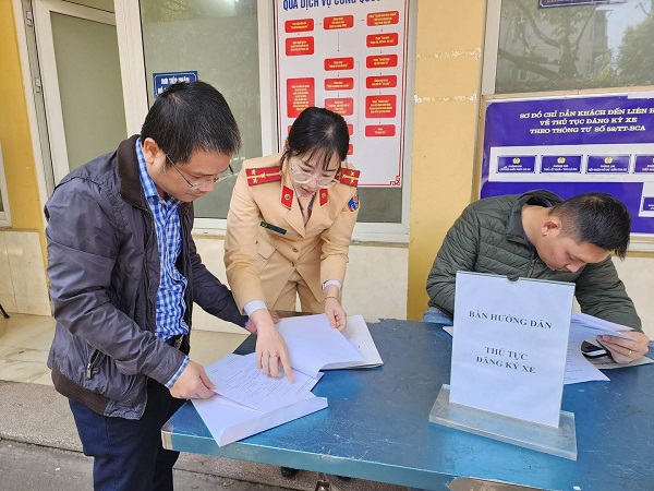 La policia guia a las personas a llevar a cabo procedimientos para el registro de vehiculos. Foto: Policia de Bac Ninh