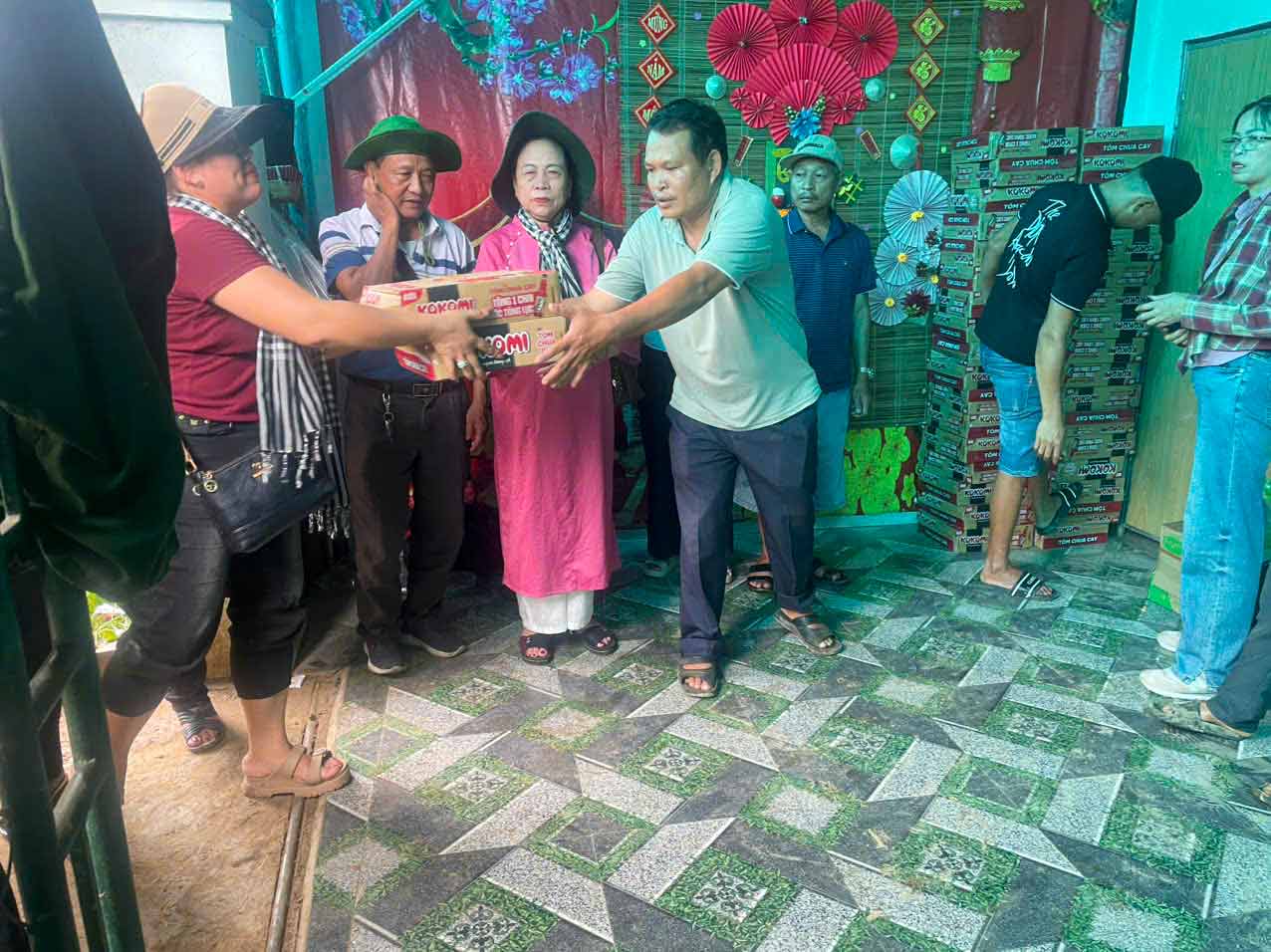 Doan thien nguyen trao tan tay cac phan qua cho nhan dan ban lau