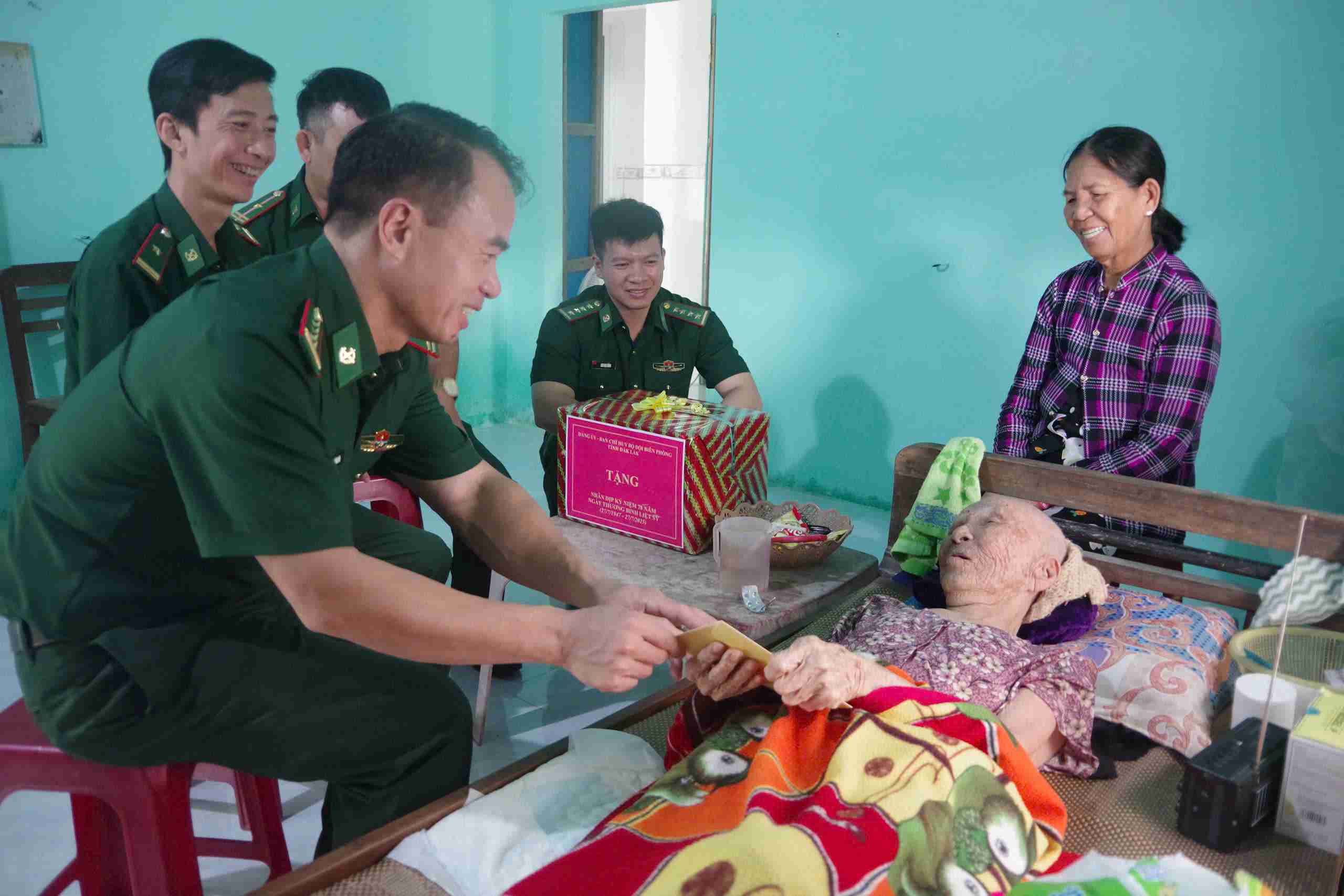 Colonel Le Dinh Han - Deputy Commander of the Dak Lak Provincial Border Guard and the working delegation visited and presented gifts to Vietnamese Heroic Mother Tran Thi An. Photo: Bao Trung