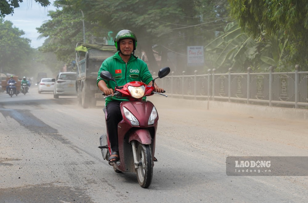 Khong khi nhu dac quanh vi bui la thuc trang dang dien ra tai khu vuc nga ba Minh Mang - Vo Van Kiet (TP Hue), noi hang chuc ho dan phai chiu canh song trong bui ban do du an mo rong cau Lim 1 gay ra.
