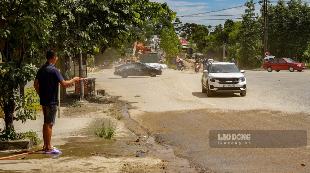 Ngay 27.7, trao doi voi Lao Dong, ong Tran Anh Tuan - Dai dien don vi thi cong la Cong ty CP Xay dung Thuong mai 118 Thang Long cho biet, sau khi nhan duoc phan anh, don vi se cho rai da, lu len de han che dat tu duong tam cuon len cac banh xe phuong luu thong gay dat, bui ban. ” Vi luu luong xe luu thong qua doan tuyen lon nen thoi gian toi, chung toi se cho tuoi nuoc thuong xuyen hon de giam thieu toi da bui ban anh huong cuoc song nguoi dan” - ong Tuan noi.