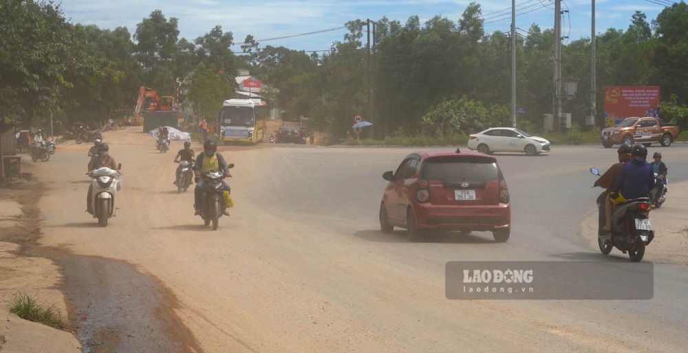 Theo nguoi dan, ke tu khi cong trinh bat dau thi cong, luong bui dat phat tan khong ngung. Bun tu cong truong bam chat vao banh xe cac phuong tien, theo do roi vai khap mat duong Minh Mang va tuyen lan can.