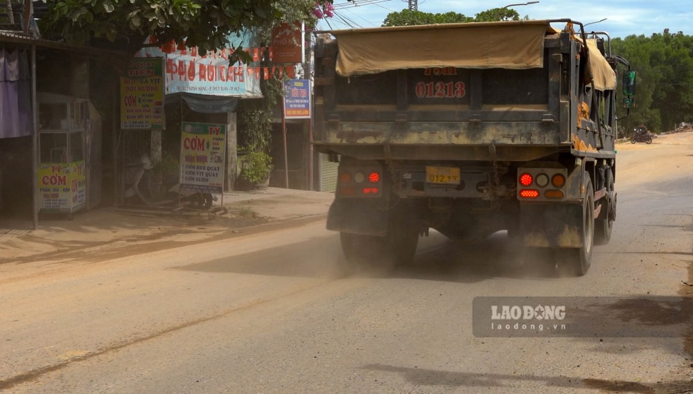 Duoi thoi tiet nang nong, nhung mang bun nay nhanh chong kho lai va bien thanh lop bui min, tan cong vao nha dan, quan xa, phu trang cac mai hien, san nha, ke hang...
