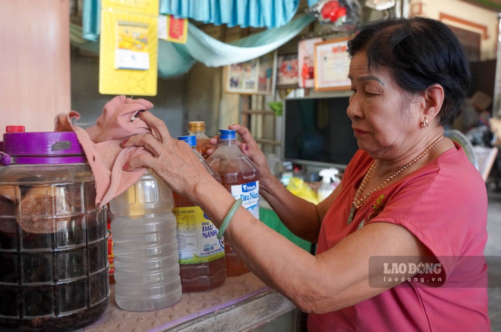 Ba Nguyen Thi Truc (80 tuoi, ban tap hoa) cho biet, khach den quan thay bui bam vao cac mat hang nen khong ai mua. Ngay truoc, ban mot ngay duoc bay tam tram den mot trieu, bay gio mot ngay chi duoc mot tram thoi. “Toi chap khi o canh duong thi co bui, khong the tranh duoc, nhung ngay truoc bui mot phan, bay gio muoi phan, ai ma chiu duoc. Hai ong ba thi gia roi, nhu nay mai chi co do benh” - ba Truc noi.