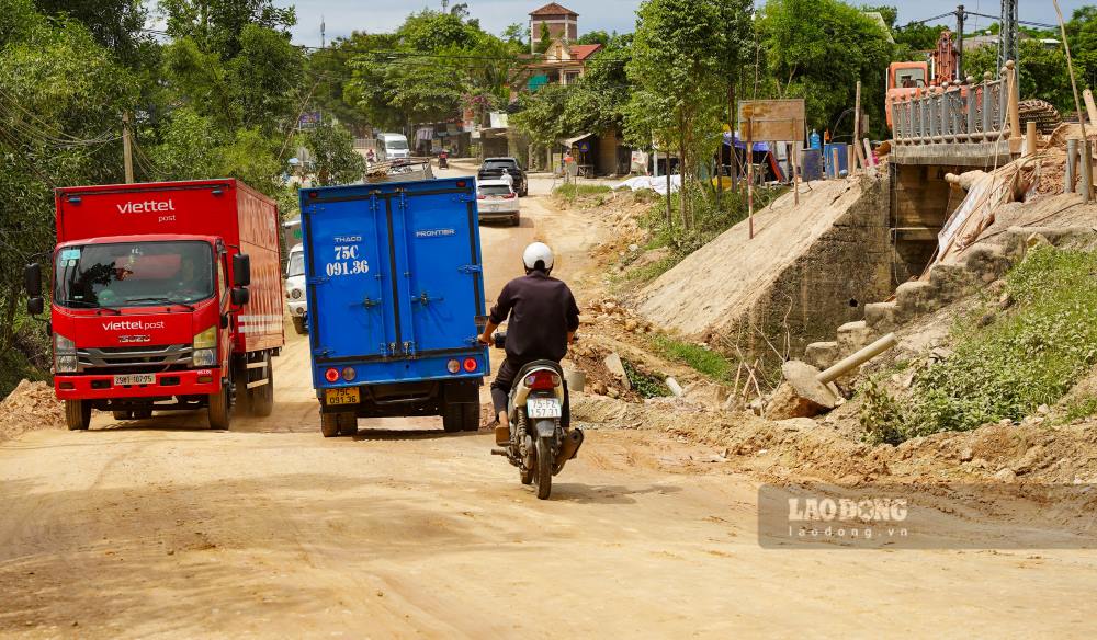 Cau Lim 1 von la tuyen giao thong quan trong tren Quoc lo 49, noi trung tam TP Hue voi A Luoi va cac diem du lich. Vi mat cau hep trong khi luu luong xe rat lon, tinh trang un tac thuong xuyen xay ra, dac biet vao mua cao diem du lich. Chinh vi vay, du an mo rong cau duoc ky vong se giai quyet nut that nay. Tuy nhien, ben canh ky vong, viec thi cong thieu kiem soat lai dang keo theo nhieu he luy, trong do moi truong song va suc khoe nguoi dan bi anh huong nghiem trong. Cac ho dan khong chi chiu dung canh o nhiem ma con bi thiet hai ve kinh doanh, sinh hoat dao lon.