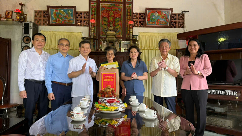 Chanh an TAND Toi cao Le Minh Tri tham hoi, tang qua gia dinh nguoi co cong tai tinh Vinh Long. Anh: Hoang Loc 