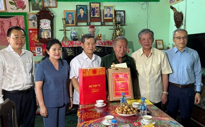 The Central working delegation visited and presented gifts to people with revolutionary contributions in Vinh Long. Photo: Hoang Loc