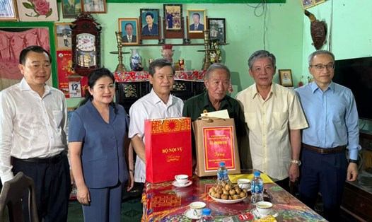 Đoàn công tác Trung ương thăm, tặng quà người có công với cách mạng tại Vĩnh Long. Ảnh: Hoàng Lộc
