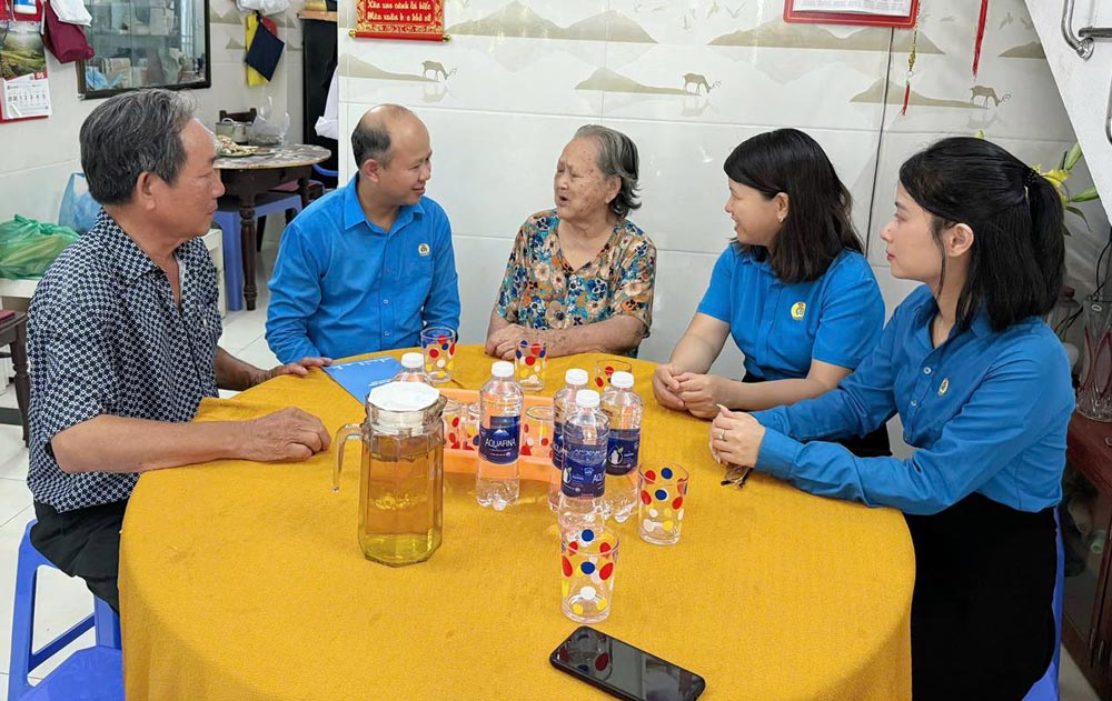 레 반 다이 다낭시 노동총연맹 상임 부위원장(왼쪽에서 두 번째)이 하이쩌우 동에서 베트남 영웅 어머니 응우옌 티 퐁을 방문하여 감사 선물을 전달하고 있습니다. 사진: 짜 반