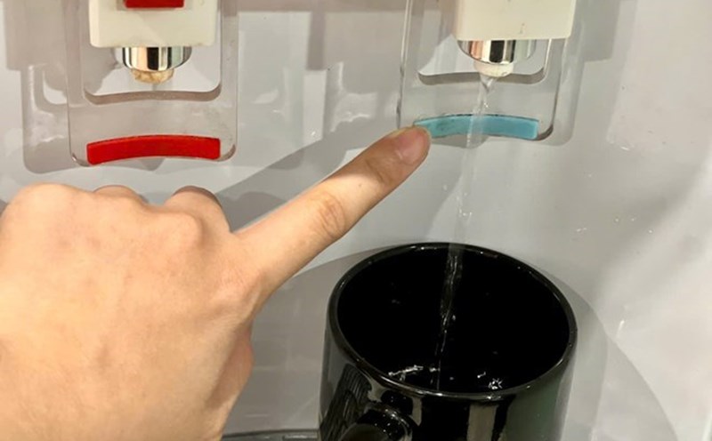 Drinking water properly is a simple but effective way to reduce the risk of kidney failure. Photo: Quang Minh.