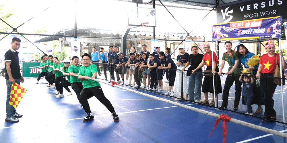 다낭시 노동총연맹이 주최하는 2025년 전 국민 조국 안보 수호의 날 행사에서 활발한 예술 및 스포츠 활동. 사진: Tra Van