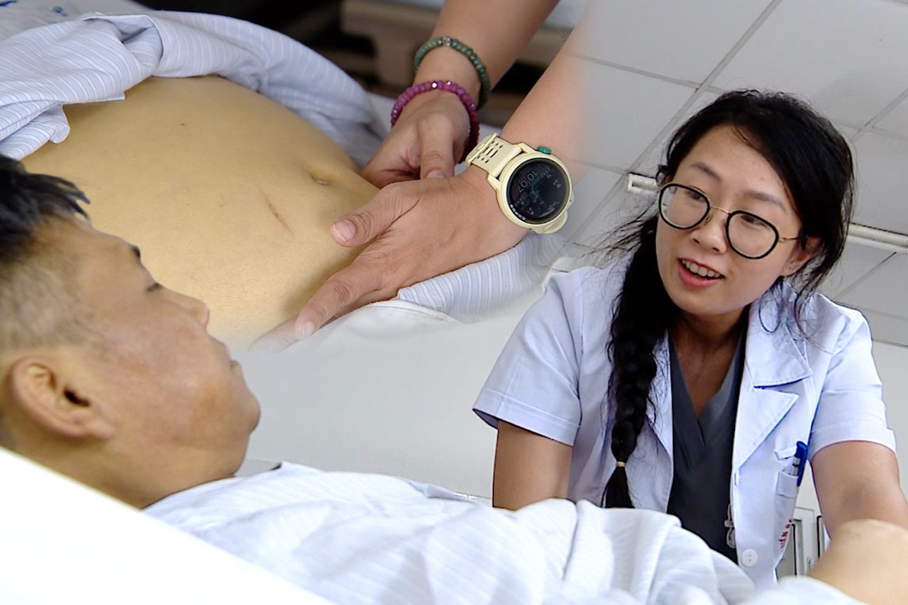 肝臓病にもかかわらず1日に3回飲酒、患者は重篤な状態で入院