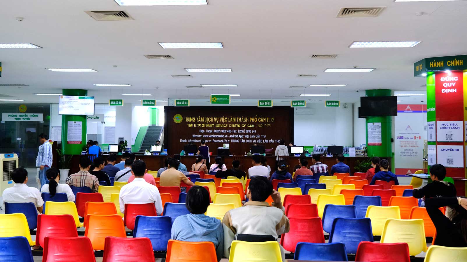 Le Comite populaire de la ville de Can Tho vient de publier un document officiel sur le projet pilote de services publics pour les procedures d'assurance chomage. Photo : Han Nghien