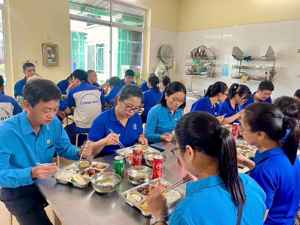 Can bo cong doan phuong An Bien du bua com voi nguoi lao dong. Ảnh: Cong doan An Bien