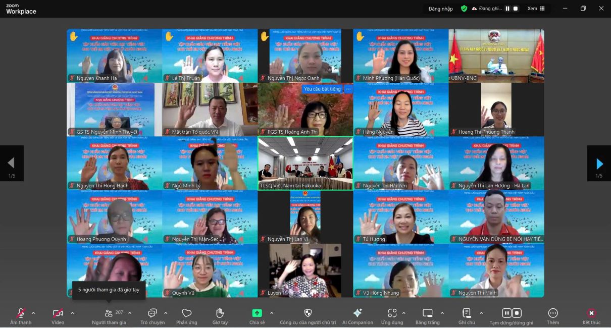Chuong trinh tap huan duoc to chuc truc tuyen, ket noi mang luoi giao vien day tieng Viet va van hoa Viet o nhieu quoc gia tren the gioi. Anh: VEPIC