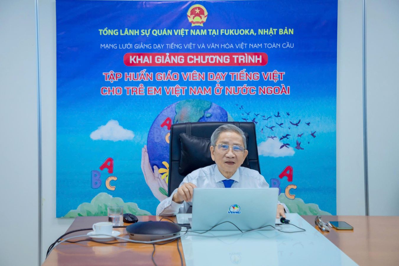 GS.TS Nguyen Minh Thuyet, Tong Chu bien bo sach giao khoa Canh Dieu, tham gia tap huan cho Mang luoi giang day tieng Viet va Van hoa Viet toan cau. Anh: VEPIC