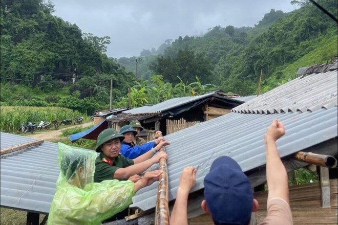 The authorities supported people in Yen Binh village, Tan Yen commune, Son La province to evacuate to a safe place. Photo: Truong Son