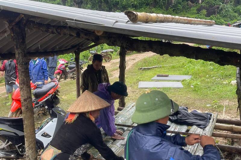 Chinh quyen xa Tan Yen dung lan tam de di doi cac ho dan o ban Yen Binh ra khoi khu vuc nguy hiem. Anh: Truong Son