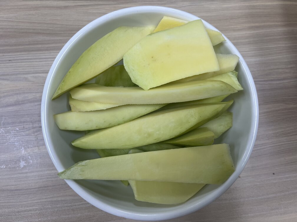 Eating green mangoes properly will benefit people with kidney stones. Photo: Kieu Vu