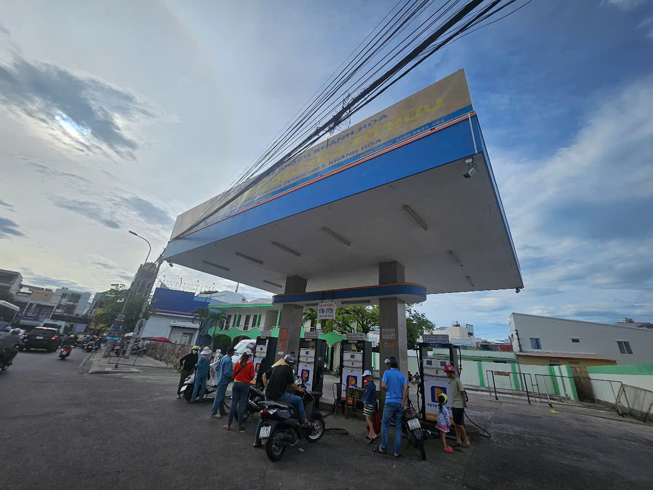 나트랑 주유소가 계좌 이체를 받지 않아 불만을 토로하는 고객. 사진: Huu Long