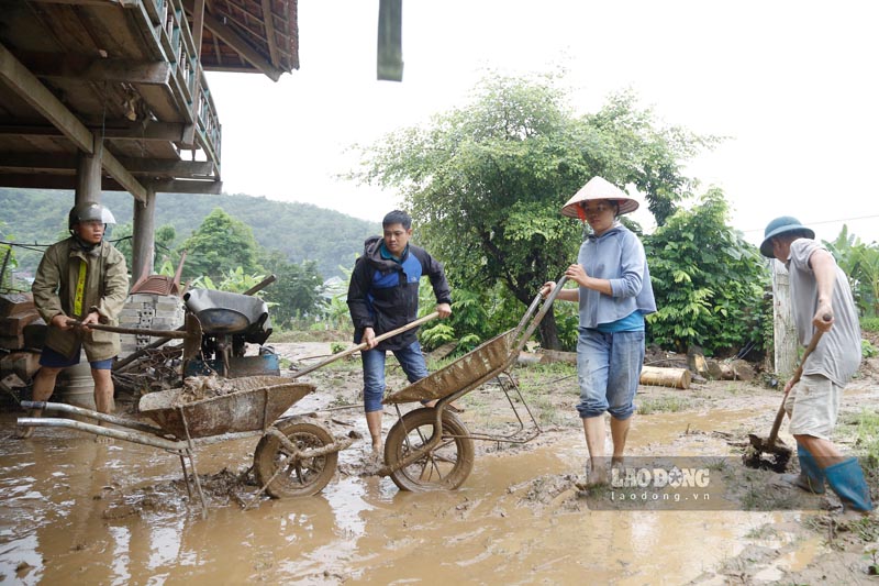 ヴァン・ホア氏の家族（Co 1、ムーン・ポン・コミューン、ディエン・ビエン州）は、25の夜と7月26日の夜明けの予期せぬ洪水の後、泥を掃除しました。写真：Quang Dat