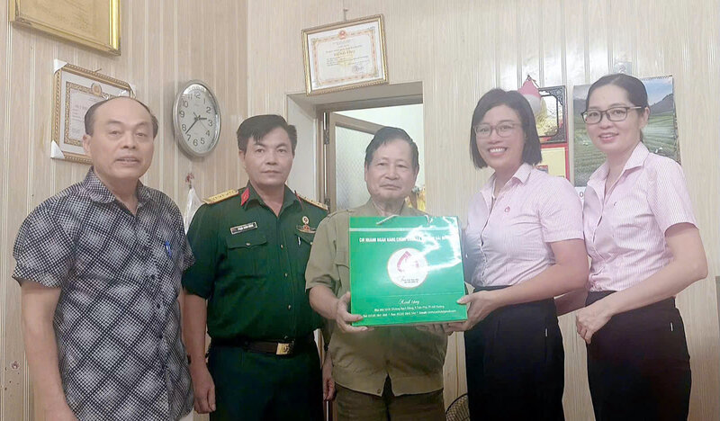 Uy ban MTTQ Viet Nam phuong Hai Duong trao tang qua cho cac doi tuong chinh sach tieu bieu. Anh: Mai Huong