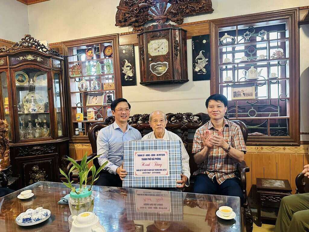 Presidente del Comite del Frente de la Paterna de las visitas de la ciudad de Hai Phong y da obsequios a personas con servicios meritorios en Thach Khoi Ward. Foto: Thach Khoi Ward