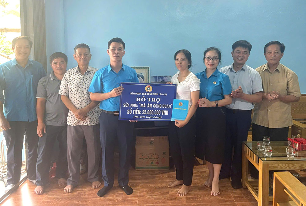 Ong Vu Cao Minh – Pho Chu tich Thuong truc LDLD tinh Lao Cai trao ho tro xay nha Mai am Cong doan cho gia dinh chi Duong Thi May.
