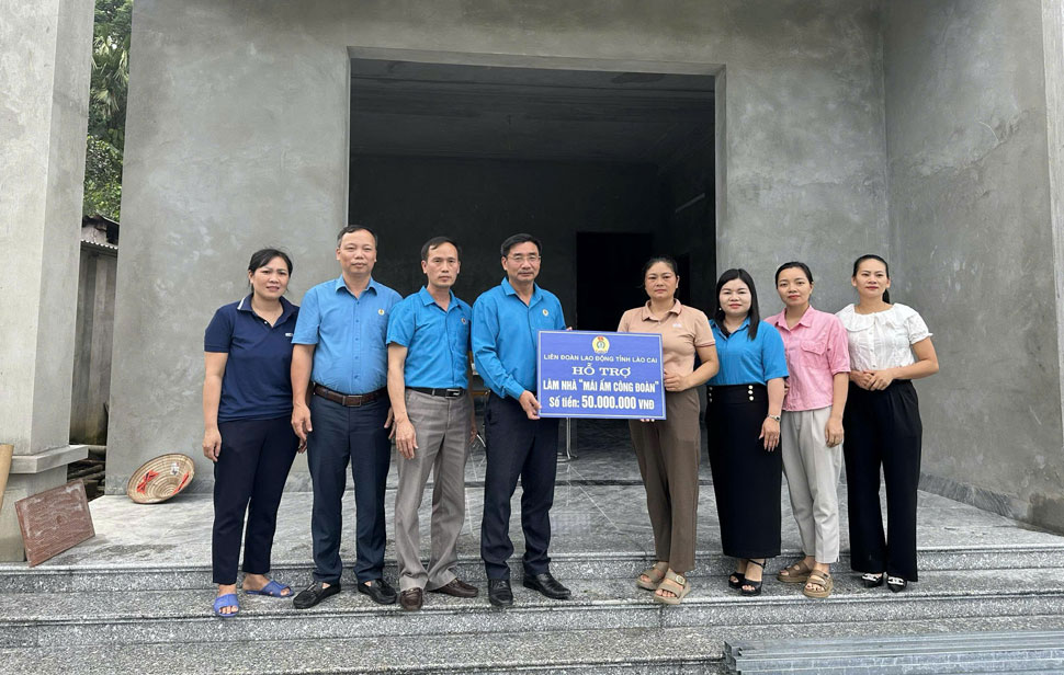 Ong Nguyen Chuong Phat – Chu tich LDLD tinh Lao Cai trao ho tro xay nha Mai am Cong doan cho gia dinh chi Hoang Thi Nhi. Anh: Manh Hung