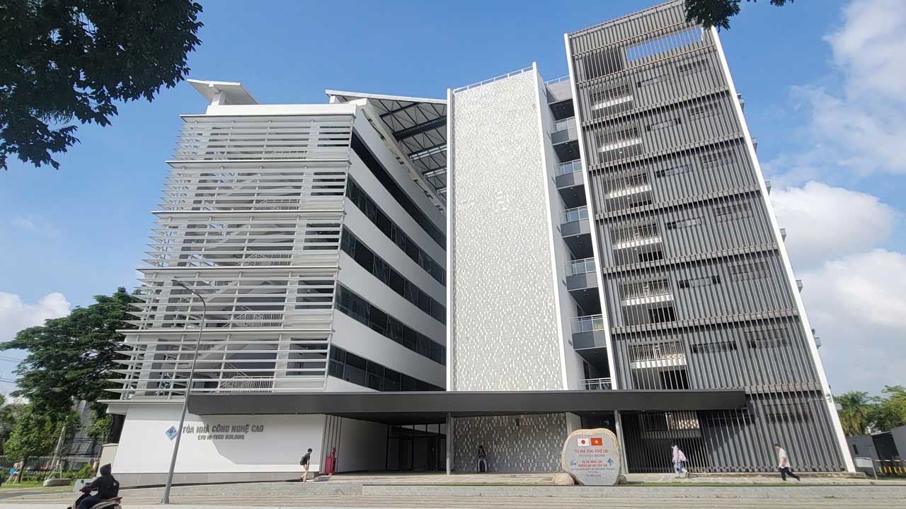 Can Tho University announced the equivalent score conversion table between V-SAT exam scores and high school graduation exam scores in 2025. Photo: Phong Linh