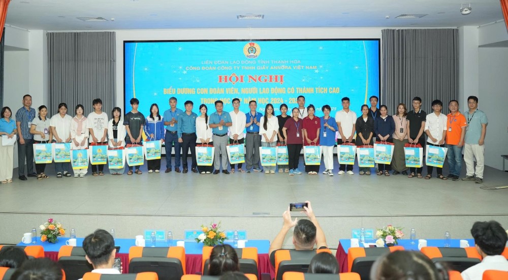 2024-2025학년도 학업 성적이 우수한 조합원 및 노동자 자녀 표창. 사진: 탄호아 노동조합