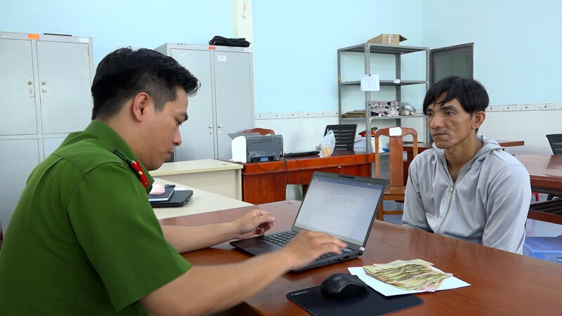 Le suspect Nguyen Thanh Son au poste de police apres avoir ete arrete pour tentative de cambriolage d'un magasin et vol de biens. Photo : Fournie par la police
