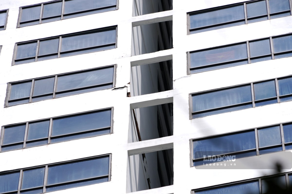 A large crack on the 16th floor of an apartment building in Tam Thang Ward, Ho Chi Minh City.