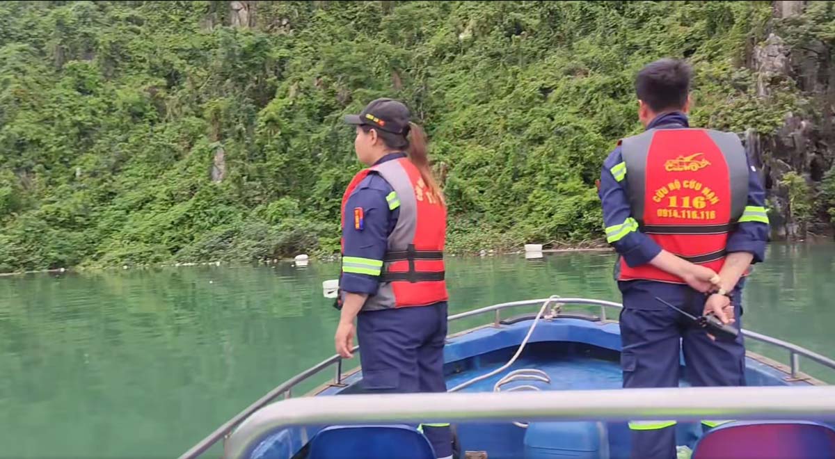 Cac thanh vien Doi cuu ho cuu nan 116 chia theo cac huong tim kiem de thuc hien nhiem vu duoc chinh xac va nhanh nhat. Anh: Doi cuu ho cuu nan 116