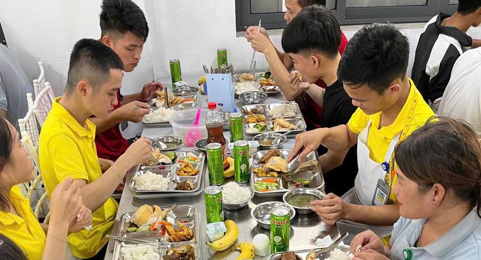 흥옌 기업은 '노동조합 식사'를 통해 사랑을 전파합니다. 사진: 흥옌 노동조합