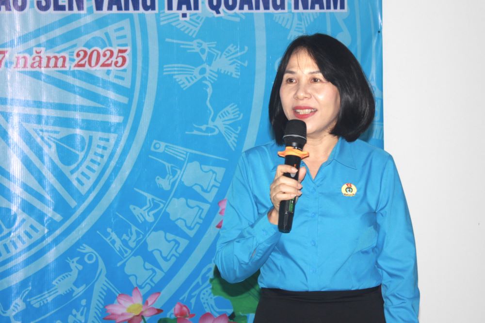 Pho Chu tich Lien doan Lao dong thanh pho Ho Thi Lan Huong phat bieu tai buoi le. Anh: Tran Thi