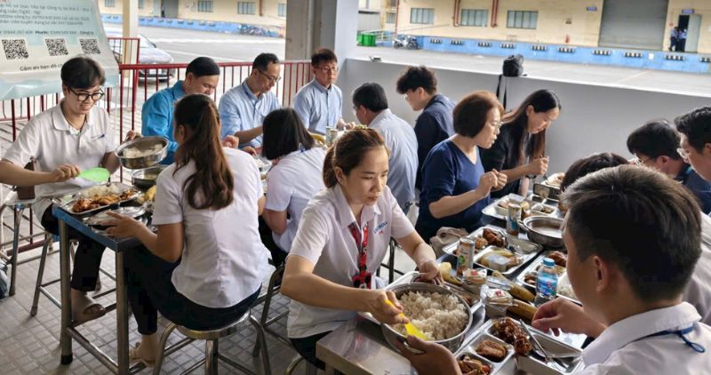 노동조합 식사는 노동자들에게 즐거움을 선사합니다. 사진: 호앙록