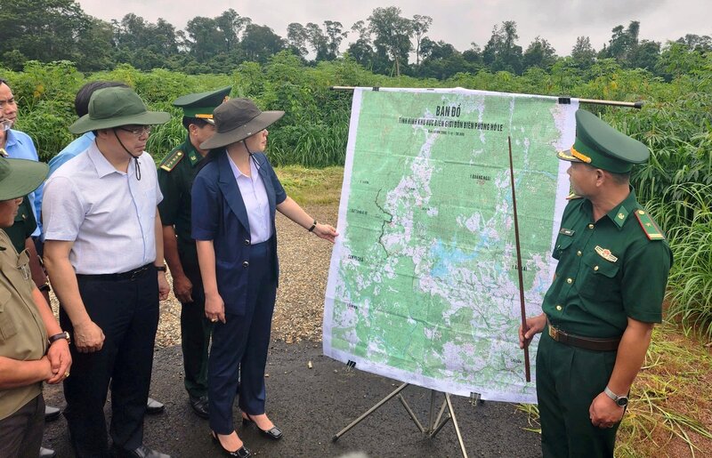 Quang Ngai 지방 당 위원회 서기인 Bui Thi Quynh Van 여사가 보고를 듣고 Ia Da 코뮌에 위치한 Ho Le 보조 국경 관문 개통 예정 지점을 조사하고 있습니다. 사진: Vien Nguyen