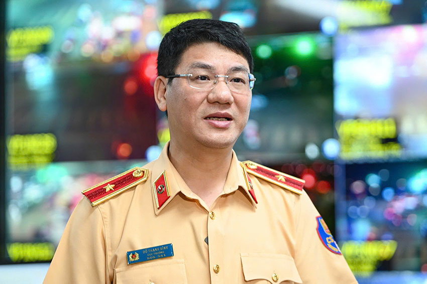 交通警察局長によると、データセンターが稼働すると、人々は交通に参加する際に身分証明書を携帯するだけで済みます。写真:V.トゥアン