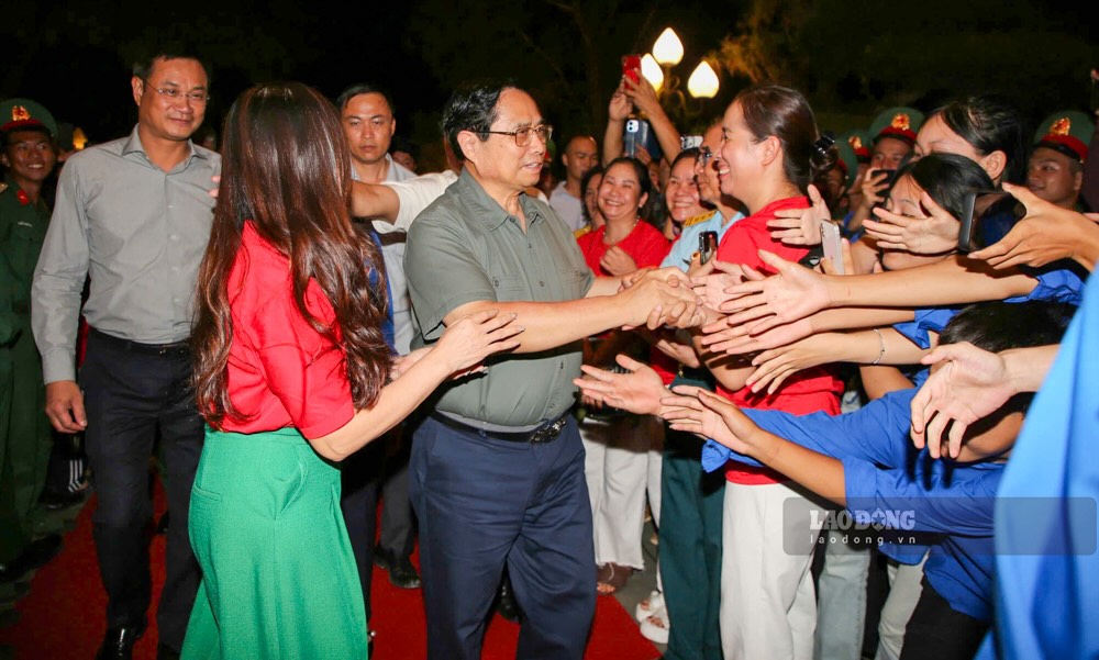 Thu tuong Chinh phu Pham Minh Chinh tham hoi nguoi dan truoc khi tham du chuong trinh. Anh: Cong Sang