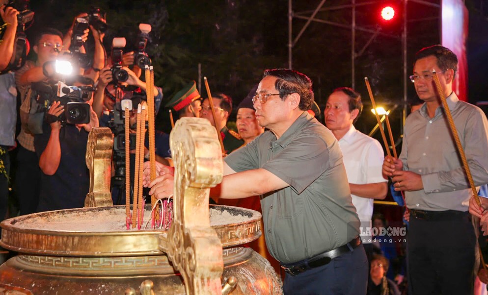 Prime Minister Pham Minh Chinh and many central and local leaders offered incense at Truong Son Martyrs' Cemetery. Photo: Cong Sang