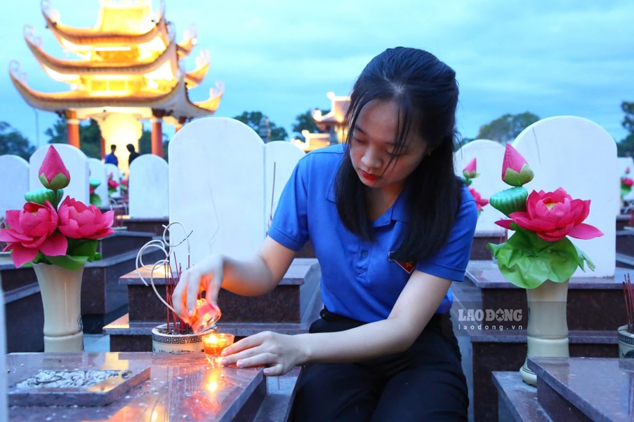 Cac doan vien thanh nien thap nen tung ngoi mo cua Anh hung liet si. Anh: Cong Sang
