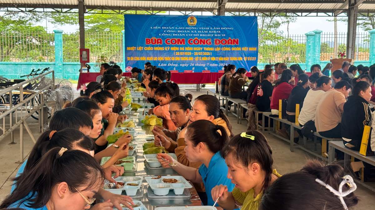 노동조합 점심 식사는 람동성에서 가장 많은 조합원을 보유한 기초 노동조합에서 조직됩니다. 사진: Duy Tuan