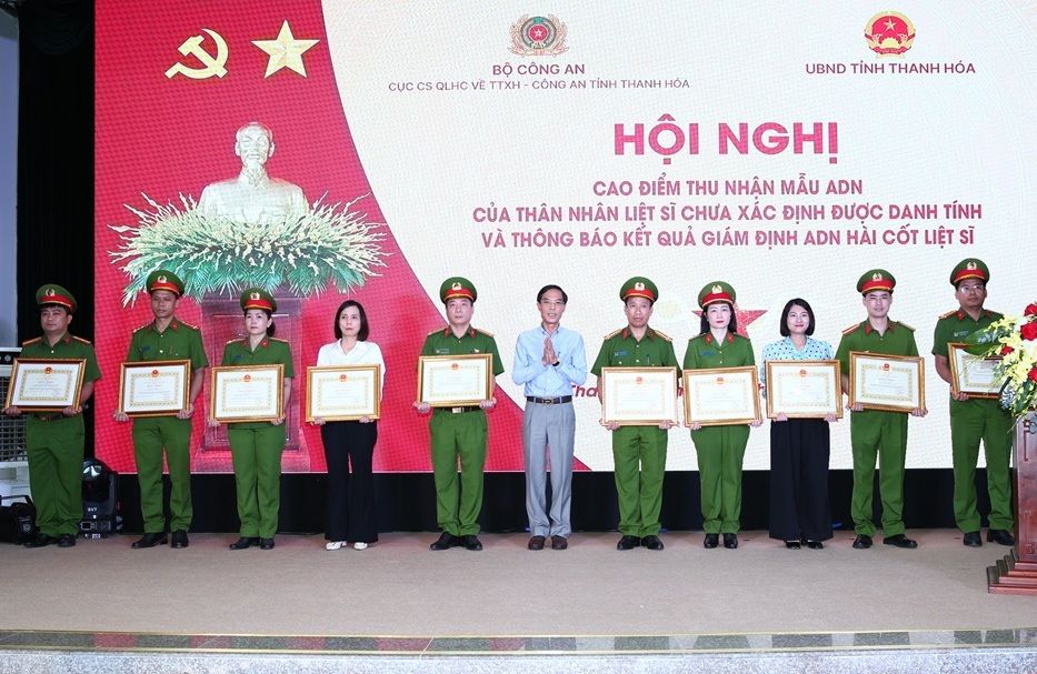  Trao Bang khen cua Chu tich UBND tinh cho cac tap the, ca nhan co 