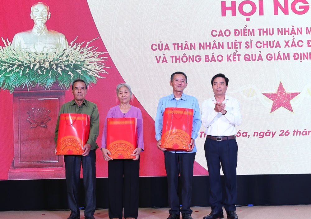 Bi thu Tinh uy Thanh Hoa  tang qua cho dai dien than nhan liet si da xac dinh duoc danh tinh