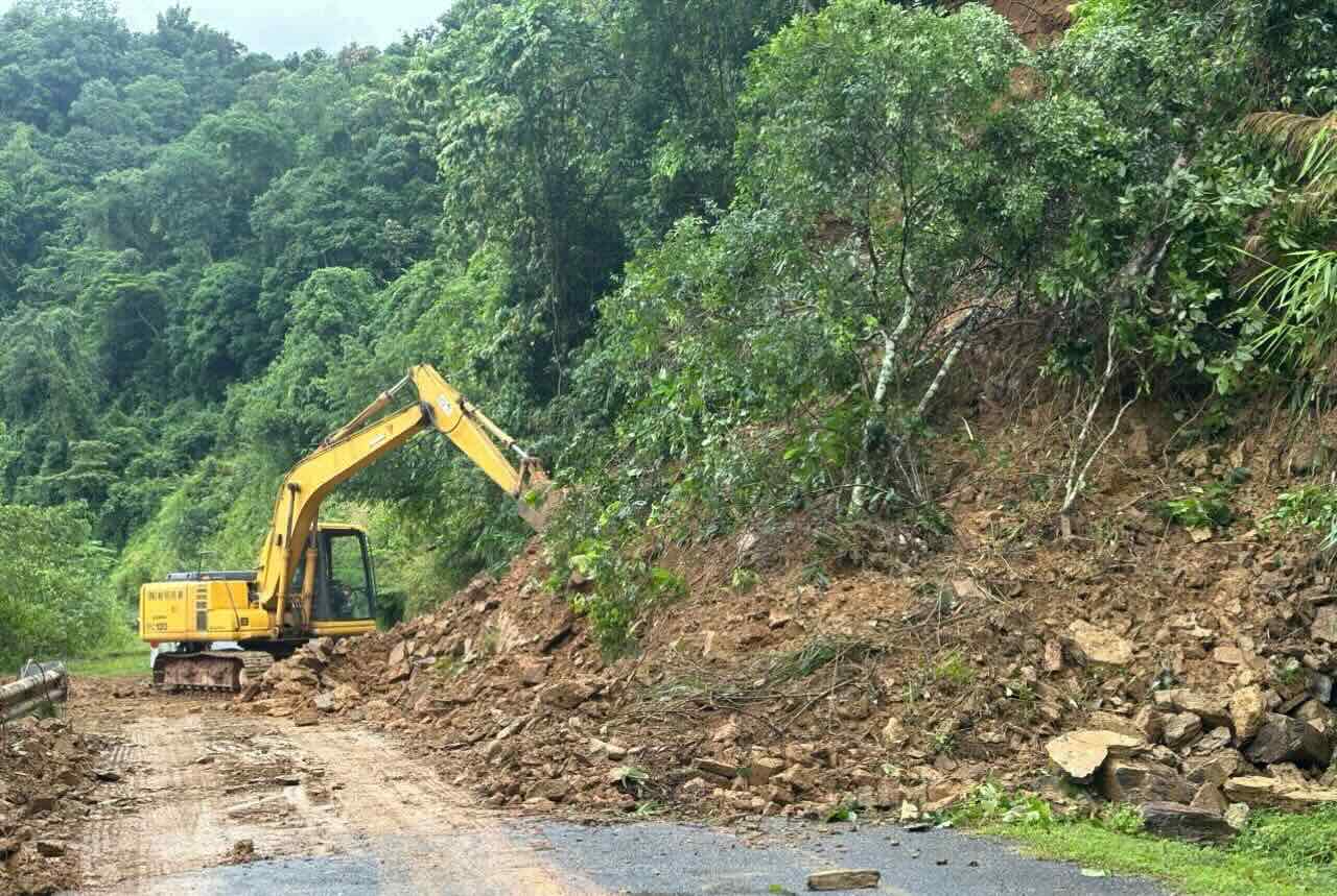 자연 재해로 인해 국도 9E에서 산사태가 발생한 위치 중 하나입니다. 사진: 호앙리엔.