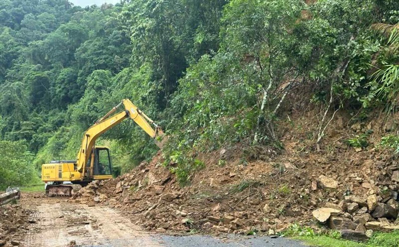 One of the landslides on National Highway 9E due to natural disasters. Photo: Hoang Lien.