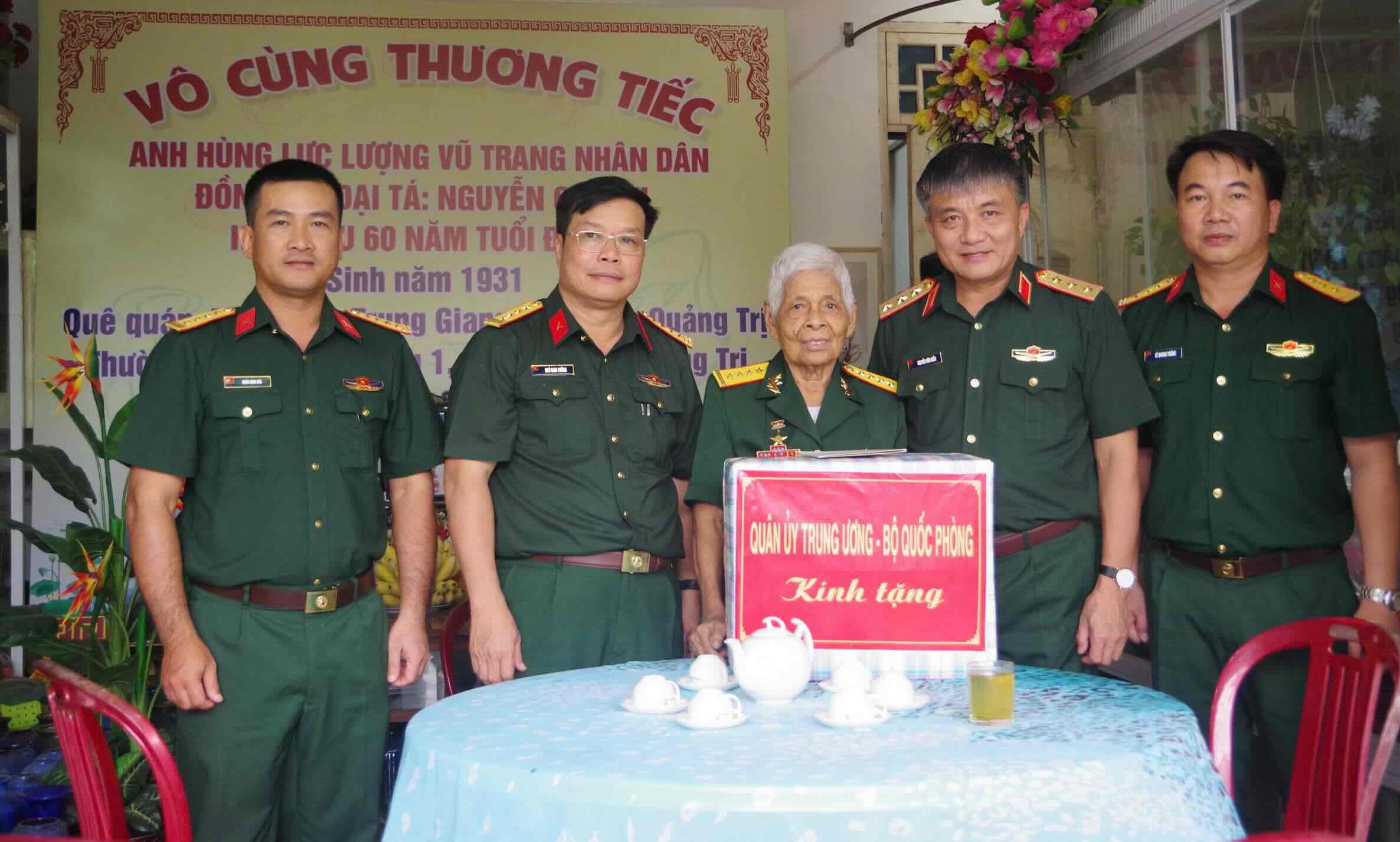 The Central Military Commission - Ministry of National Defense working delegation led by Senior Lieutenant General Nguyen Van Hien, member of the Party Central Committee, Deputy Minister of National Defense, visited and presented gifts to the Armed Forces Hero Le Thi Thanh. Photo: Xuan Dien