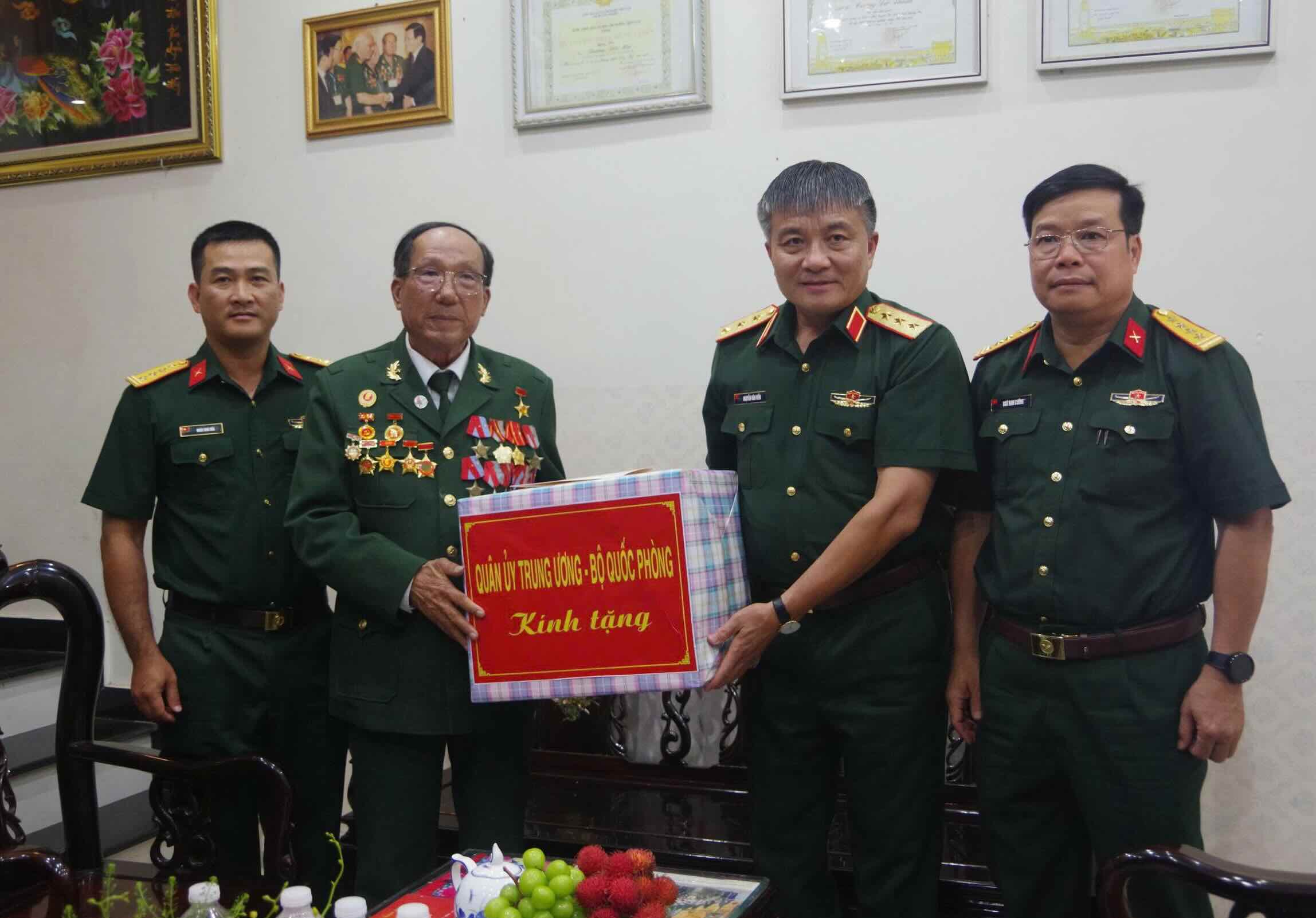 Doan cong tac Quan uy Trung uong - Bo Quoc phong do Thuong tuong Nguyen Van Hien, Uy vien Ban Chap hanh Trung uong Dang, Thu truong Bo Quoc phong lam truong doan den tham, tang qua cho Anh hung luc luong vu trang Truong Dinh Hai, thuong tru tai phuong Dong Ha. Anh: Xuan Dien
