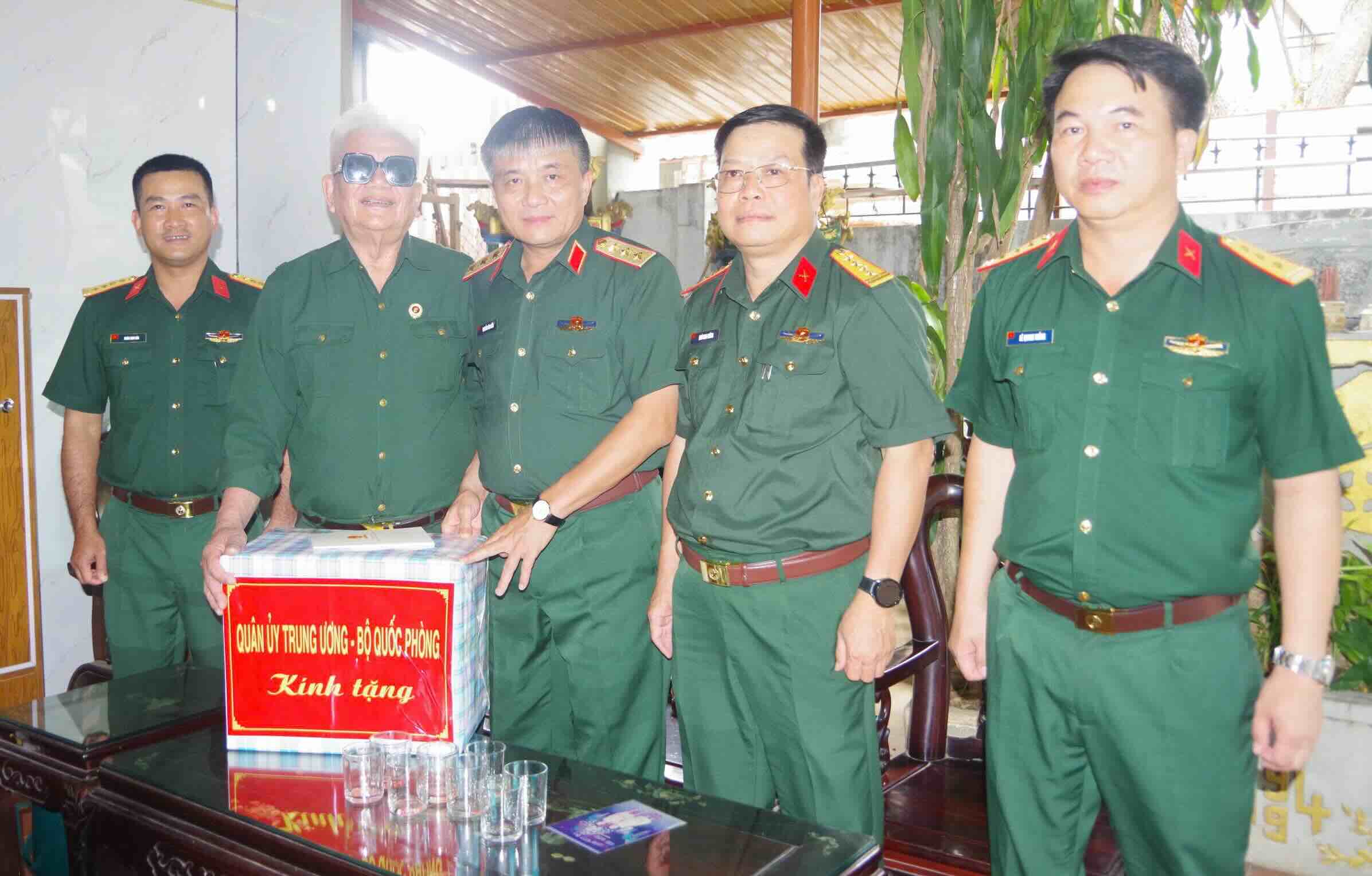 Doan cong tac den tham, tang qua cho ong Nguyen Thanh Tung, thuong binh 81%, thuong tru tai phuong Nam Dong Ha. Anh: Xuan Dien